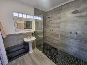 Ένα μπάνιο στο Newly Rennovated 4-Bed Family Home Near Cliff Path +37 φωτογραφίες