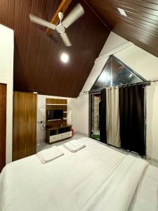 En eller flere senge i et værelse på Mermaid Avisa resort