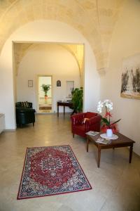 Villa CastelliにあるMonte Castelloのリビングルーム(赤いソファ、テーブル付)