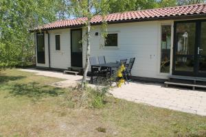 登堡Heitje 166的一间房子，前面有一张桌子和几把椅子