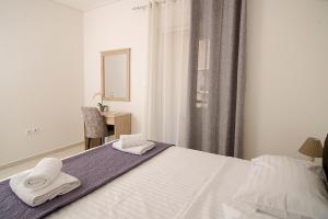 ein Schlafzimmer mit einem Bett mit Handtüchern darauf in der Unterkunft Ioulia in Kalamata + 16 Fotos