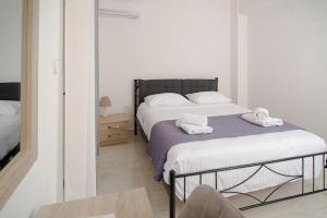 ein Schlafzimmer mit zwei Betten mit Handtüchern darauf in der Unterkunft Ioulia in Kalamata