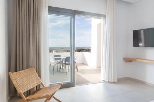 A television and/or entertainment centre at Sundunes Hotel Naxos