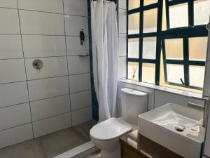 阿尔弗雷德港Settler Sands - Holsboer Vacations的带马桶和水槽的白色浴室 更多16张照片