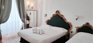 ein Schlafzimmer mit einem Bett, auf dem drei Kerzen stehen in der Unterkunft DCBoutiqueHotel in Rom