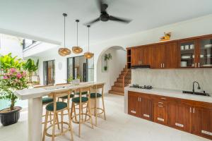 Η κουζίνα ή μικρή κουζίνα στο Luxury Villa With Private Pool Surrounded by Nature