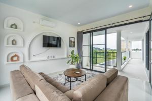 Μια τηλεόραση ή/και κέντρο ψυχαγωγίας στο Luxury Villa With Private Pool Surrounded by Nature