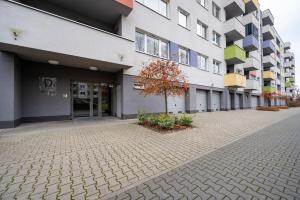 an empty street in front of a building at Obywatelska Comfort Apartment by BookingHost in Łódź