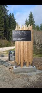 a sign for a park with a wooden fence at Planinska Vikendica SP Jahorina in Bistrica