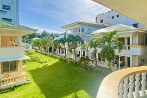 szereg domów z palmami na dziedzińcu w obiekcie Bans Beach Resort Boracay w mieście Boracay