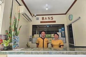 mężczyzna i kobieta stojący przed sklepem w obiekcie Bans Beach Resort Boracay w mieście Boracay