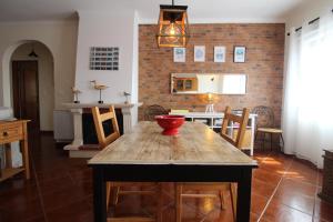 eine Küche mit einem Tisch und einer Schüssel darauf in der Unterkunft Apartamento Magnólia 80186 AL in Vila Nova de Milfontes