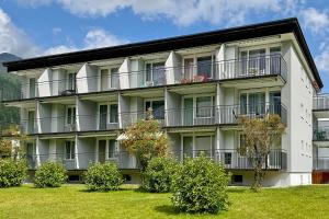 Un edificio de apartamentos con balcones y arbustos. en Studio 25 Davos Platz, en Davos
