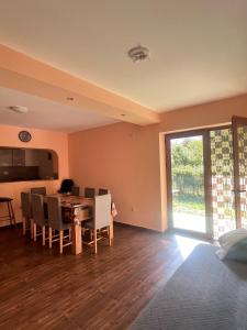 una sala da pranzo con tavolo e sedie di Jenny House a Sapareva Banya