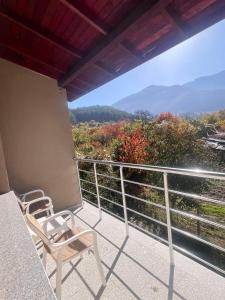 un balcone con sedie e vista sulle montagne di Jenny House a Sapareva Banya