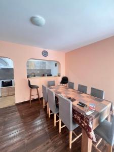 una sala da pranzo con tavolo e sedie in legno di Jenny House a Sapareva Banya