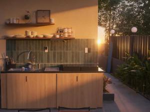 une cuisine avec des armoires en bois et un évier dans l'établissement Hẹ Stay, à Hue 35 autres photos