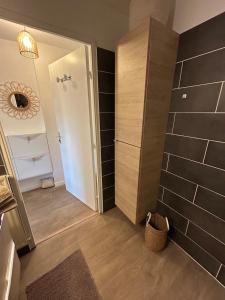 ein Badezimmer mit ebenerdiger Dusche und einer Tür in der Unterkunft studio de la lagune piscine parking in Balaruc-les-Bains