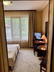 Postel nebo postele na pokoji v ubytování Chateau Montagne Hotel Troyan