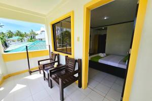 Pokój z balkonem z łóżkiem i oknem w obiekcie Bans Beach Resort Boracay w mieście Boracay