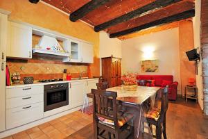 Kuchyň nebo kuchyňský kout v ubytování Appartamento Ibisco Seaside and Pool