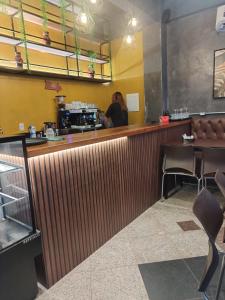 un hombre parado en el bar de un restaurante en Smart Malls Mundurucus 1427 batista campos, en Belém