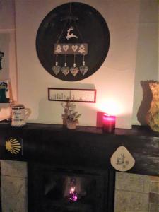 ein Wohnzimmer mit einem Kamin und einem Kronleuchter in der Unterkunft Casa da Bonança Ofir in Fão