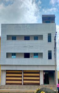 ティルヴァンナーマライにあるGuru Roomsの白い建物