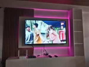 Μια τηλεόραση ή/και κέντρο ψυχαγωγίας στο Jenevieve Transient House