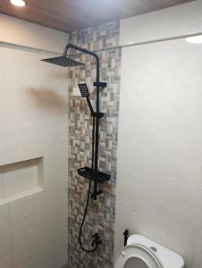 Ένα μπάνιο στο Jenevieve Transient House