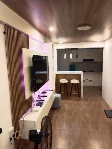 Μια τηλεόραση ή/και κέντρο ψυχαγωγίας στο Jenevieve Transient House