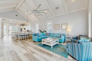 un salon avec un canapé bleu et une table dans l'établissement Paradise Found at Palmilla Beach, à Port Aransas