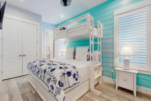 - une chambre avec un lit blanc et des murs bleus dans l'établissement Paradise Found at Palmilla Beach, à Port Aransas 19 autres photos
