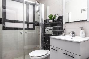 Un baño con inodoro, lavabo y ducha. en 2Bedroom Suite 7 with shelter, en Tel Aviv 11 fotos más