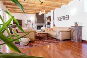 un soggiorno con due divani e un camino di Villa Kluni by Rent Istria a Momjan