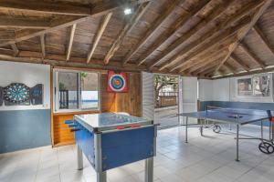 ein Ping-Pong-Raum mit zwei Ping-Pong-Tischen in der Unterkunft Vivienda Vacacional Sara in Tetir