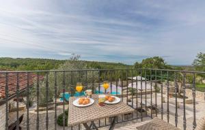 un tavolo con due piatti di cibo su un balcone di Villa Kluni by Rent Istria a Momjan