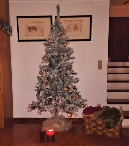 einen silbernen Weihnachtsbaum im Wohnzimmer in der Unterkunft Casa da Bonança Ofir in Fão