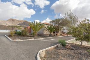 eine Straße mit einem Haus und Bäumen an der Seite in der Unterkunft Vivienda Vacacional Sara in Tetir