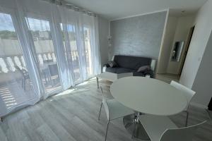 TV a/nebo společenská místnost v ubytování Résidence Beausoleil appartement 2 + 14 fotografií