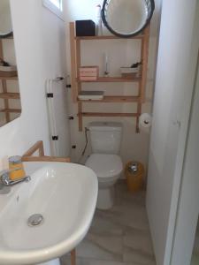 Koupelna v ubytování Bungalow charmant près de Vieux-Habitants, 36 m² + 20 fotografií