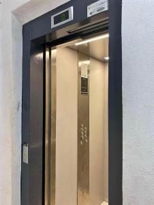 una puerta de cristal de un ascensor en un edificio en Downtown Stay 1Br near Tramway - Parking, en Casablanca