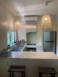 Kuchyň nebo kuchyňský kout v ubytování Peppers Palm Cove luxury