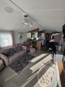 Una televisión o centro de entretenimiento en H05 Par Sands 11 fotos más