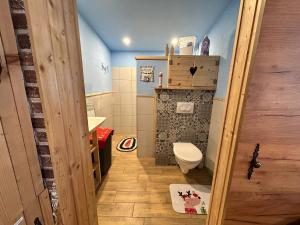 une petite salle de bain avec toilettes et lavabo dans l'établissement Tiny House at Sedliacky Dvor - Brezno, à Brezno