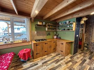 une cuisine avec des armoires en bois et une fenêtre dans l'établissement Tiny House at Sedliacky Dvor - Brezno, à Brezno