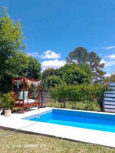 einen Pool im Garten mit Schaukel in der Unterkunft La casita de Marga in Concordia