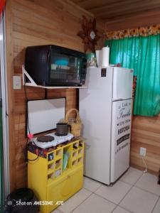 eine Küche mit Kühlschrank und Mikrowelle in der Unterkunft La casita de Marga in Concordia