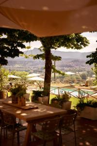 Nespecifikovaný výhled na hory nebo výhled na hory při pohledu z vily