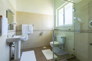 Et badeværelse på Villas At Blue Water Diani